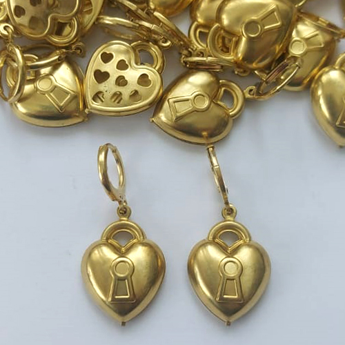 BRINCO NO BRUTO PRONTO PARA O BANHO -   (CX.120) (310) BRINCO ARGOLINHA DE PRESSÃO COM PINGENTE CORAÇÃO COM FECHADURA 19MM - PESO: 4GR - COMPOSIÇÃO: 100% LATÃO - BRU15651