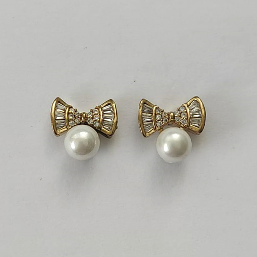 BRINCO NO BRUTO PRONTO PARA O BANHO - (CX.68)  BRINCO DE PINO LACINHO COM ZIRCÔNIAS E PÉROLA 11MM - (NÃO ACOMPANHA COLA PARA FIXAÇÃO DA PÉROLA) COMPOSIÇÃO: LATÃO / ZIRCÔNIA - PESO TOTAL 1,6GR - BRU15652