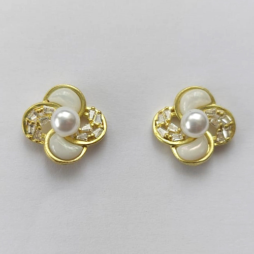 BRINCO NO BRUTO PRONTO PARA O BANHO -   (CX.135) BRINCO DE PINO FLOR COM ZIRCÔNIAS E PÉROLA 11MM - (NÃO ACOMPANHA COLA PARA FIXAÇÃO DA PÉROLA) COMPOSIÇÃO: LATÃO / ZIRCÔNIA - PESO TOTAL 2,7GR - BRU15653