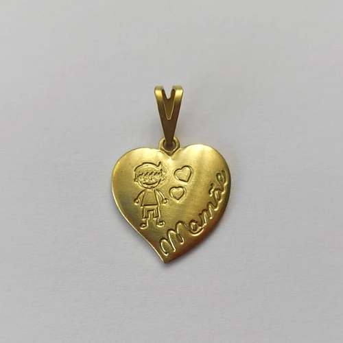 PINGENTE NO BRUTO PRONTO PARA O BANHO - (4211) PINGENTE COM MENINO E PALAVRA MAMÃE 15MM - PESO: 0,9GR - COMPOSIÇÃO: 100% LATÃO - BRU15661