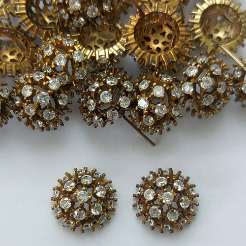 BRINCO NO BRUTO PRONTO PARA O BANHO - (CX.135)  BRINCO DE PINO REDONDO CRAVEJADO EM MICROS ZIRCÔNIAS 14MM - COMPOSIÇÃO: LATÃO / ZIRCÔNIA - PESO 3,6GR - BRU15677