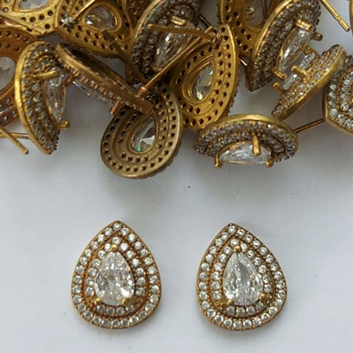 BRINCO NO BRUTO PRONTO PARA O BANHO - (CX.116)  BRINCO DE PINO GOTA CRAVEJADO EM MICROS ZIRCÔNIAS 14MM - PESO: 2,5GR - COMPOSIÇÃO: LATÃO / ZIRCÔNIA - BRU15678