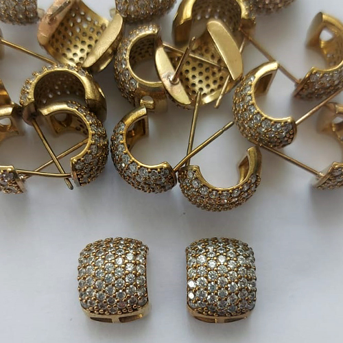 BRINCO NO BRUTO PRONTO PARA O BANHO -  (CX.68)  BRINCO DE PINO CRAVEJADO EM MICROS ZIRCÔNIAS 12MM - PESO: 3,3GR - COMPOSIÇÃO: LATÃO / ZIRCÔNIA - BRU15679