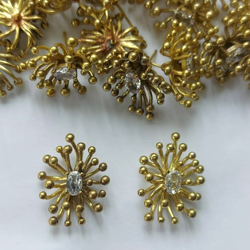 BRINCO NO BRUTO PRONTO PARA O BANHO   (CX.135) - BRINCO DE PINO FLOR COM ZIRCÔNIA 20MM - PESO: 4,8GR - COMPOSIÇÃO: LATÃO / ZIRCÔNIA - BRU15681