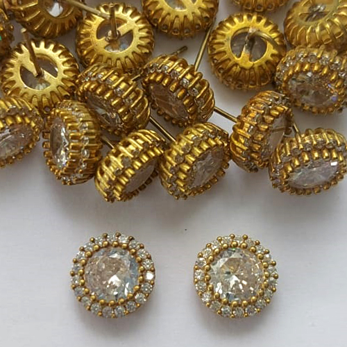 BRINCO NO BRUTO PRONTO PARA O BANHO - (CX.116)  BRINCO DE PINO REDONDO CRAVEJADO COM MICROS ZIRCÔNIAS 10MM - PESO: 2,8GR - COMPOSIÇÃO: LATÃO / ZIRCÔNIA - BRU15682