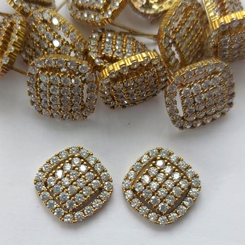 BRINCO NO BRUTO PRONTO PARA O BANHO - (CX.116)  BRINCO DE PINO CRAVEJADO COM MICROS ZIRCÔNIAS 14MM - PESO: 2,8GR - COMPOSIÇÃO: LATÃO / ZIRCÔNIA - BRU15684