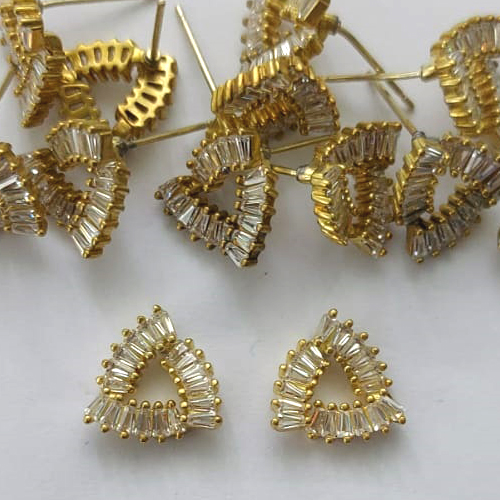 BRINCO NO BRUTO PRONTO PARA O BANHO -   (CX.136) BRINCO DE PINO COM DETALHE VAZADO CRAVEJADO COM MICROS ZIRCÔNIAS 12MM - PESO: 2,4GR - COMPOSIÇÃO: LATÃO / ZIRCÔNIA - BRU15685