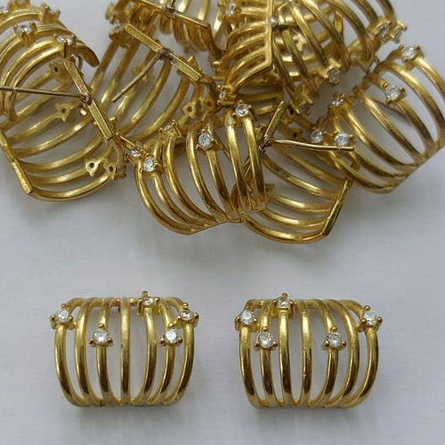 BRINCO NO BRUTO PRONTO PARA O BANHO -  (CX.136)  BRINCO DE PINO CRAVEJADO COM MICROS ZIRCÔNIAS 19MM - PESO: 4,3GR - COMPOSIÇÃO: LATÃO / ZIRCÔNIA - BRU15686