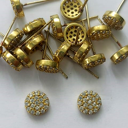 BRINCO NO BRUTO PRONTO PARA O BANHO -  (CX.17) BRINCO DE PINO REDONDO PEQUENO CRAVEJADO COM MICROS ZIRCÔNIAS 6MM - PESO: 0,8GR - COMPOSIÇÃO: LATÃO / ZIRCÔNIA - BRU15689