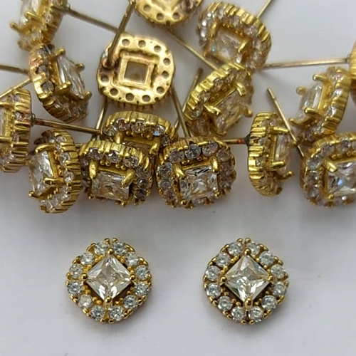 BRINCO NO BRUTO PRONTO PARA O BANHO -  (CX.116)  BRINCO DE PINO REDONDO CRAVEJADO COM MICROS ZIRCÔNIAS E PEDRA EM ZIRCÔNIA NO CENTRO 9MM - PESO: 1,4GR - COMPOSIÇÃO: LATÃO / ZIRCÔNIA - BRU15690