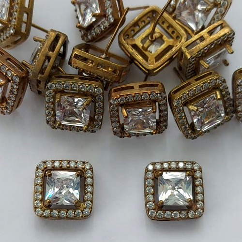 BRINCO NO BRUTO PRONTO PARA O BANHO -  (CX.136)  BRINCO DE PINO QUADRADO CRAVEJADO COM MICROS ZIRCÔNIAS E PEDRA EM ZIRCÔNIA NO CENTRO 12MM - PESO: 4,8GR - COMPOSIÇÃO: LATÃO / ZIRCÔNIA - BRU15691