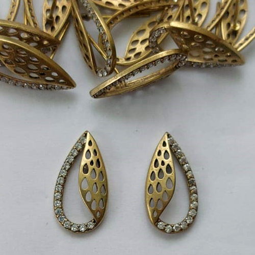 BRINCO NO BRUTO PRONTO PARA O BANHO - (CX.136)  BRINCO DE PINO GOTA VAZADA CRAVEJADA COM MICROS ZIRCÔNIAS 18MM - PESO: 2GR - COMPOSIÇÃO: LATÃO / ZIRCÔNIA - BRU15692