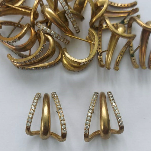 BRINCO NO BRUTO PRONTO PARA O BANHO - (CX.135)  BRINCO DE PINO VAZADO CRAVEJADO COM MICROS ZIRCÔNIAS 19MM - PESO: 4GR - COMPOSIÇÃO: LATÃO / ZIRCÔNIA - BRU15693