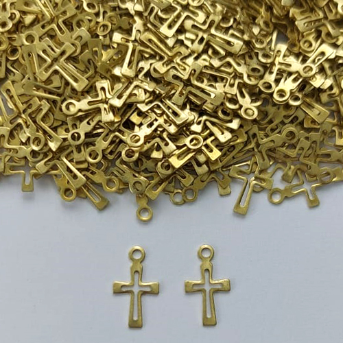 ACESSÓRIO NO BRUTO PRONTO PARA O BANHO - (V4027) CRUCIFIXO VAZADO 10MM COM UM FURO - PESO 0,3GR - COMPOSIÇÃO: 100% LATÃO (PEÇA VENDIDA POR UNIDADE) - BRU0003154