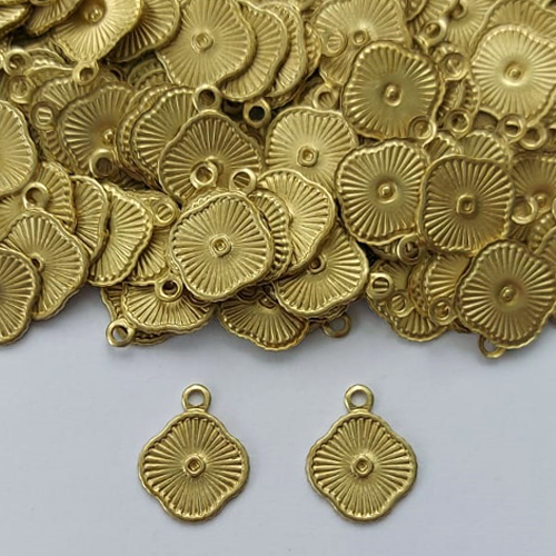 ACESSÓRIO NO BRUTO PRONTO PARA O BANHO - (V3997/1A) TREVO 10MM COM UM FURO - PESO 0,5GR - COMPOSIÇÃO: 100% LATÃO (PEÇA VENDIDA POR UNIDADE) - BRU0003156