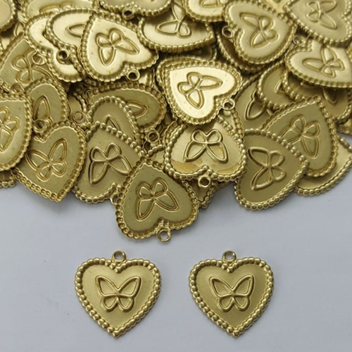 ACESSÓRIO NO BRUTO PRONTO PARA O BANHO - (V3969) (CX.124) CORAÇÃO COM BORBOLETA 17MM COM UM FURO - PESO 0,8GR - COMPOSIÇÃO: 100% LATÃO (PEÇA VENDIDA POR UNIDADE) - BRU0003157