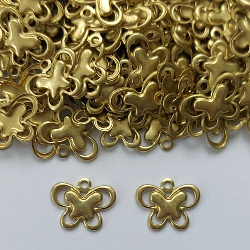 ACESSÓRIO NO BRUTO PRONTO PARA O BANHO - (V4008) (CX.105) BORBOLETA VAZADA 13MM COM UM FURO - PESO 0,5GR - COMPOSIÇÃO: 100% LATÃO (PEÇA VENDIDA POR UNIDADE) - BRU0003158