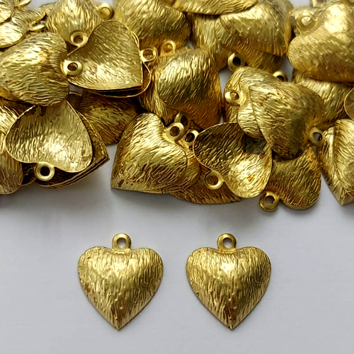 ACESSÓRIO NO BRUTO PRONTO PARA O BANHO - (V3971) (CX.124) CORAÇÃO 16MM COM UM FURO - PESO 0,6GR - COMPOSIÇÃO: 100% LATÃO (PEÇA VENDIDA POR UNIDADE) - BRU0003159