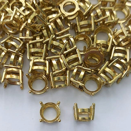 BASE NO BRUTO PRONTA PARA O BANHO - (CX.68)   BASE PARA PINGENTE REDONDO 8MM - COMPOSIÇÃO: 100% LATÃO - PESO TOTAL 0,8GR (VENDIDO POR UNIDADE) - BRU0003160