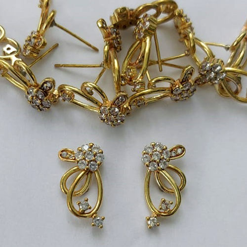 BRINCO NO BRUTO PRONTO PARA O BANHO -  (CX.116)  (BX002961W) BRINCO DE PINO FLOR CRAVEJADO EM MICROS ZIRCÔNIAS 18MM - PESO: 2,1GR - COMPOSIÇÃO: LATÃO / ZIRCÔNIA - BRU15724