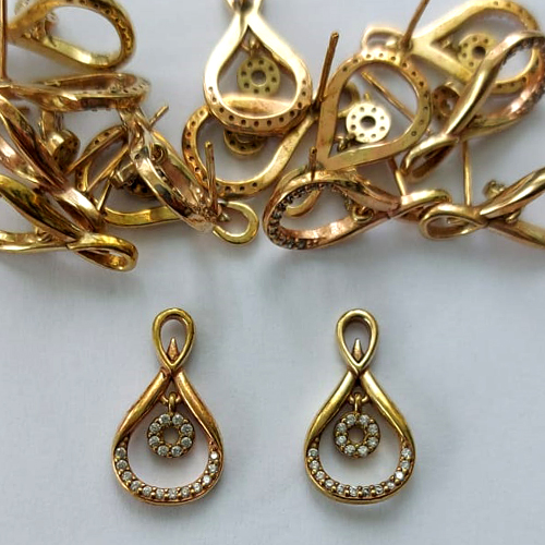 BRINCO NO BRUTO PRONTO PARA O BANHO -  (CX.136) (BX002906W) BRINCO DE PINO CRAVEJADO EM MICROS ZIRCÔNIAS 17MM - PESO: 1,8GR - COMPOSIÇÃO: LATÃO / ZIRCÔNIA - BRU15726