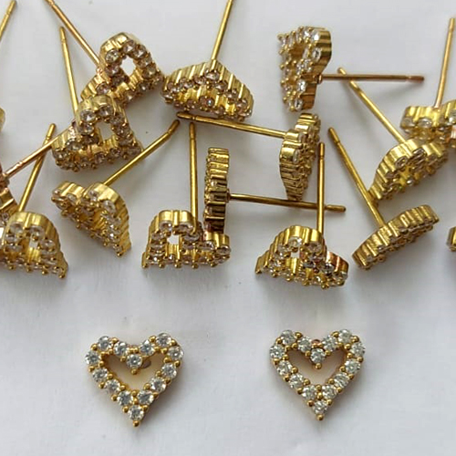 BRINCO NO BRUTO PRONTO PARA O BANHO -  (CX.136)  (BX000080W) BRINCO DE PINO CORAÇÃO VAZADO CRAVEJADO EM MICROS ZIRCÔNIAS 8MM - PESO: 0,8GR - COMPOSIÇÃO: LATÃO / ZIRCÔNIA - BRU15728