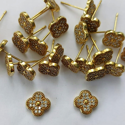 BRINCO NO BRUTO PRONTO PARA O BANHO -  (CX.136)  (BX000827W) BRINCO DE PINO TREVO CRAVEJADO EM MICROS ZIRCÔNIAS 8MM - PESO: 1,2GR - COMPOSIÇÃO: LATÃO / ZIRCÔNIA - BRU15729