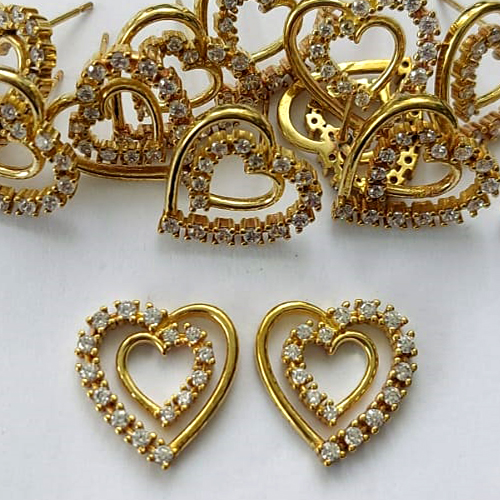 BRINCO NO BRUTO PRONTO PARA O BANHO -   (CX.135) (BX002969W) BRINCO DE PINO CORAÇÃO VAZADO CRAVEJADO EM MICROS ZIRCÔNIAS 15MM - PESO: 2,4GR - COMPOSIÇÃO: LATÃO / ZIRCÔNIA - BRU15731