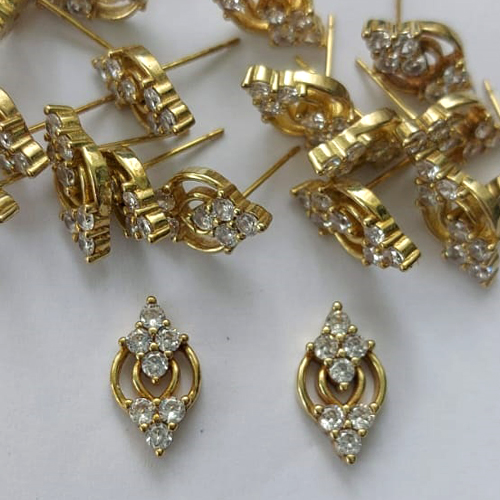 BRINCO NO BRUTO PRONTO PARA O BANHO - (BX002900W)  (CX.68)  BRINCO DE PINO CRAVEJADO EM MICROS ZIRCÔNIAS 13MM - PESO: 2GR - COMPOSIÇÃO: LATÃO / ZIRCÔNIA - BRU15733