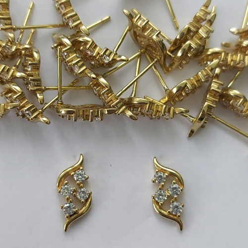 BRINCO NO BRUTO PRONTO PARA O BANHO - (CX.68)  (BX001326W) BRINCO DE PINO CRAVEJADO EM MICROS ZIRCÔNIAS 15MM - PESO: 2,2GR - COMPOSIÇÃO: LATÃO / ZIRCÔNIA - BRU15734