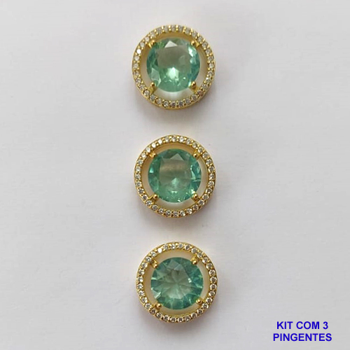 PINGENTE NO BRUTO PRONTO PARA O BANHO - KIT COM 3 PINGENTES COM BASES EM ALTA FUSÃO REDONDAS CRAVEJADAS COM MICROS ZIRCÔNIAS CRISTAIS E PEDRA EM ZIRCÔNIA VERDE CLARA 10MM - PESO TOTAL 6,6GR - BRU15801