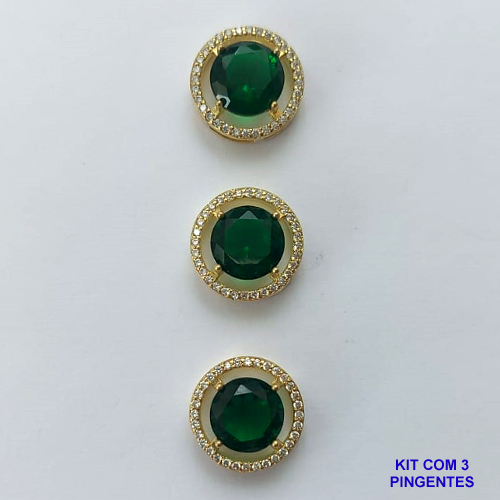 PINGENTE NO BRUTO PRONTO PARA O BANHO - KIT COM 3 PINGENTES COM BASES EM ALTA FUSÃO REDONDAS CRAVEJADAS COM MICROS ZIRCÔNIAS CRISTAIS E PEDRA EM ZIRCÔNIA VERDE ESCURA 10MM - PESO TOTAL 6,6GR - BRU15806