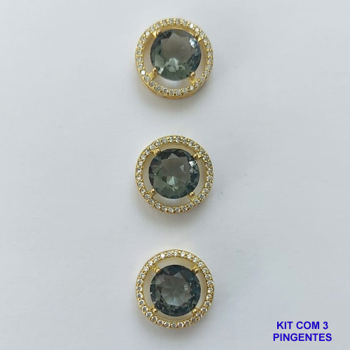 PINGENTE NO BRUTO PRONTO PARA O BANHO - KIT COM 3 PINGENTES COM BASES EM ALTA FUSÃO REDONDAS CRAVEJADAS COM MICROS ZIRCÔNIAS CRISTAIS E PEDRA EM ZIRCÔNIA FUMÊ 10MM - PESO TOTAL 6,6GR - BRU15808