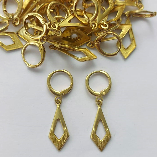 BRINCO NO BRUTO PRONTO PARA O BANHO - (E1974) BRINCO ARGOLINHA DE PRESSÃO COM PINGENTE GRAVATA VAZADA 23MM - PESO: 1,4GR - COMPOSIÇÃO: 100% LATÃO - BRU15818