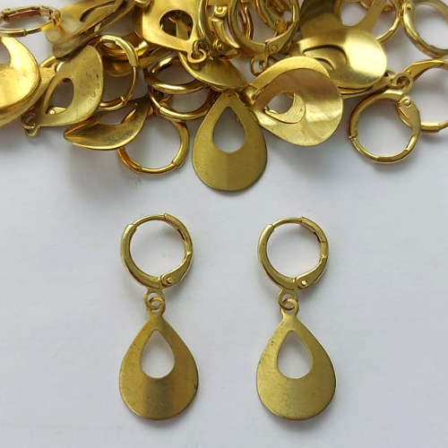 BRINCO NO BRUTO PRONTO PARA O BANHO - (E2078) BRINCO ARGOLINHA DE PRESSÃO COM PINGENTE GOTA VAZADA 18MM - PESO: 1,5GR - COMPOSIÇÃO: 100% LATÃO - BRU15820