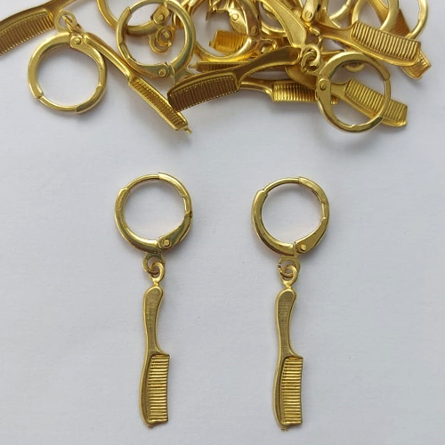 BRINCO NO BRUTO PRONTO PARA O BANHO - (2151) BRINCO ARGOLINHA DE PRESSÃO COM PINGENTE PENTE 20MM - PESO: 0,8GR - COMPOSIÇÃO: 100% LATÃO - BRU15821