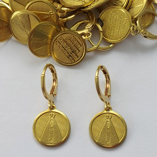 BRINCO NO BRUTO PRONTO PARA O BANHO - (1973) BRINCO ARGOLINHA DE PRESSÃO COM PINGENTE REDONDO NOSSA SRA APARECIDA 12MM - PESO: 2,6GR - COMPOSIÇÃO: 100% LATÃO - BRU15822