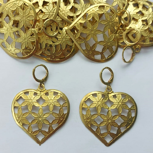 BRINCO NO BRUTO PRONTO PARA O BANHO - (436) BRINCO ARGOLINHA DE PRESSÃO COM PINGENTE CORAÇÃO VAZADO 38MM - PESO: 5,8GR - COMPOSIÇÃO: 100% LATÃO - BRU15824