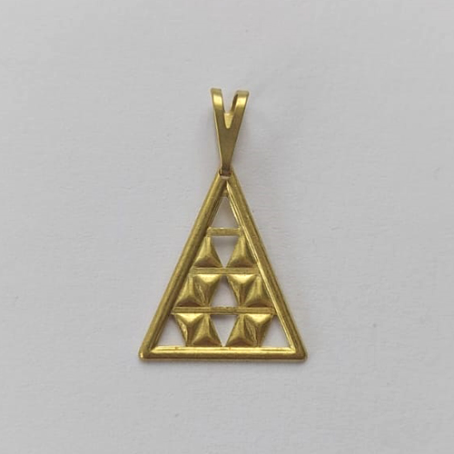 PINGENTE NO BRUTO PRONTO PARA O BANHO - (V3893) PINGENTE TRIANGULO DETALHES VAZADOS 17MM - PESO: 0,5GR - COMPOSIÇÃO: 100% LATÃO - BR15845