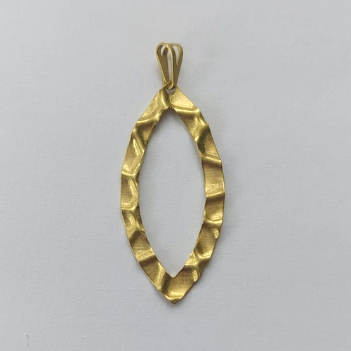 PINGENTE NO BRUTO PRONTO PARA O BANHO - (V3204) PINGENTE FOLHA MARTELADA VAZADA 35MM - PESO: 0,8GR - COMPOSIÇÃO: 100% LATÃO - BRU15857