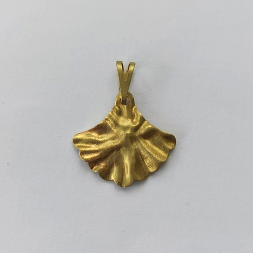 PINGENTE NO BRUTO PRONTO PARA O BANHO - (3.3313F1) PINGENTE LEQUE MARTELADO 15MM - PESO: 0,6GR - COMPOSIÇÃO: 100% LATÃO - BRU15862