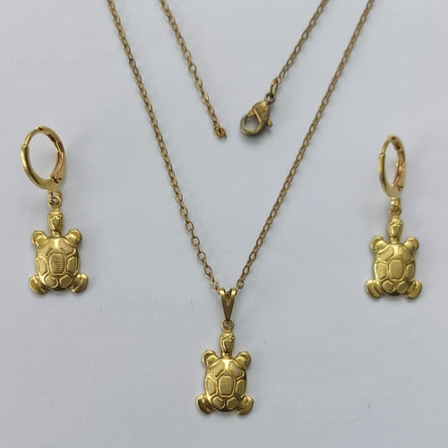 CONJUNTO NO BRUTO PRONTO PARA O BANHO - (2006) CONJUNTO COM CORRENTE CADEADO 45CM E BRINCO ARGOLINHA DE PRESSÃO E PINGENTES TARTARUGA 18MM - PESO: 3,7GR - COMPOSIÇÃO: 100% LATÃO - BRU15872