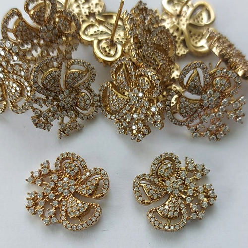 BRINCO NO BRUTO PRONTO PARA O BANHO - (CX.116)  BRINCO DE PINO FLOR CRAVEJADA EM MICROS ZIRCÔNIAS 17MM - PESO: 4GR - COMPOSIÇÃO: LATÃO / ZIRCÔNIA - BRU15895