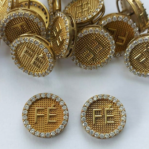 BRINCO NO BRUTO PRONTO PARA O BANHO - (CVX.116)  BRINCO DE PINO REDONDO PALAVRA FÉ CRAVEJADO EM MICROS ZIRCÔNIAS 16MM - PESO: 4,6GR - COMPOSIÇÃO: LATÃO / ZIRCÔNIA - BRU15896