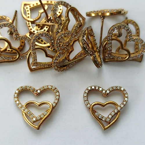 BRINCO NO BRUTO PRONTO PARA O BANHO - (CX.116)  BRINCO DE PINO CORAÇÃO DUPLO CRAVEJADO EM MICROS ZIRCÔNIAS 13MM - PESO: 1,4GR - COMPOSIÇÃO: LATÃO / ZIRCÔNIA - BRU15897