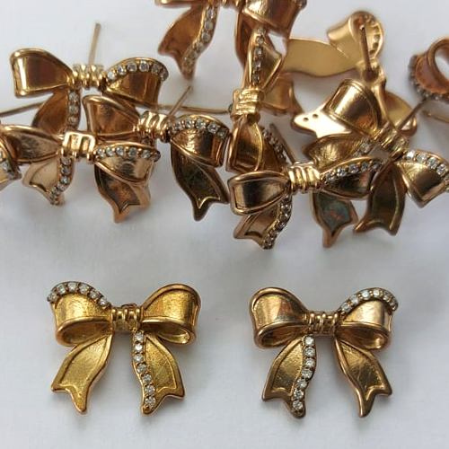 BRINCO NO BRUTO PRONTO PARA O BANHO - (CX.116)  BRINCO DE PINO LAÇO CRAVEJADO EM MICROS ZIRCÔNIAS 16MM - PESO: 3,2GR - COMPOSIÇÃO: LATÃO / ZIRCÔNIA - BRU15898