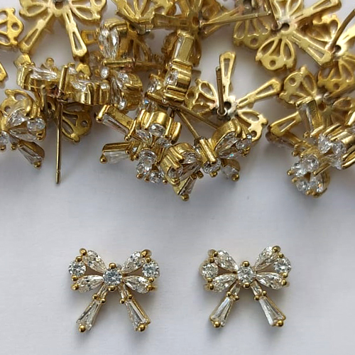 BRINCO NO BRUTO PRONTO PARA O BANHO - (CX.116)  BRINCO DE PINO LAÇO CRAVEJADO EM MICROS ZIRCÔNIAS 12MM - PESO: 2GR - COMPOSIÇÃO: LATÃO / ZIRCÔNIA - BRU15899