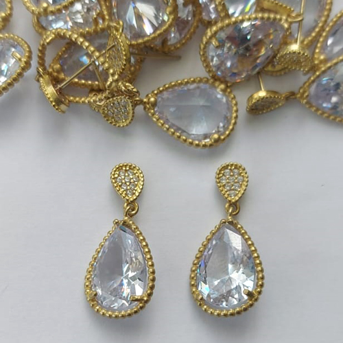 BRINCO NO BRUTO PRONTO PARA O BANHO -  (CX.116)  BRINCO DE PINO GOTA CRAVEJADO EM MICROS ZIRCÔNIAS 26MM - PESO: 4,2GR - COMPOSIÇÃO: LATÃO / ZIRCÔNIA - BRU15900