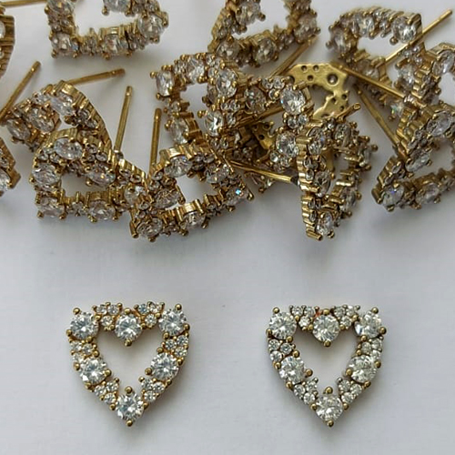 BRINCO NO BRUTO PRONTO PARA O BANHO -  (CX.116) BRINCO DE PINO CORAÇÃO VAZADO CRAVEJADO EM MICROS ZIRCÔNIAS 13MM - PESO: 2,2GR - COMPOSIÇÃO: LATÃO / ZIRCÔNIA - BRU15901