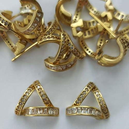 BRINCO NO BRUTO PRONTO PARA O BANHO -  (CX.116)  BRINCO DE PINO VAZADO CRAVEJADO EM MICROS ZIRCÔNIAS 11MM - PESO: 1,6GR - COMPOSIÇÃO: LATÃO / ZIRCÔNIA - BRU15902